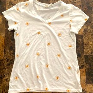 Cute white V-neck with yellow suns! ☀️ NWOT